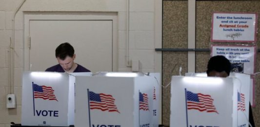 Los voluntarios que allí colaboraban, obligan a todos los votantes a usar desinfectante de manos.