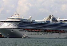 Dos de los tripulantes a bordo trabajaron antes en cruceros donde se produjo algún caso de coronavirus, razón por la cual deben someterse a las pruebas.