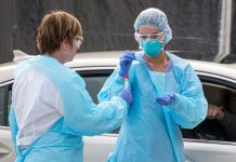 Para frenar al coronavirus, distancia, cambio de hábitos y conciencia social Si estás bajo cuarentena debido a una posible exposición, y desarrollas síntomas, llama a tu médico, hospital o departamento de salud pública local para averiguar qué hacer.