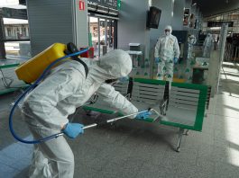 Funcionarios de salud pública sugieren que tanto las empresas como los hogares pueden seguir recomendaciones simples: aumentar la frecuencia de las limpiezas.