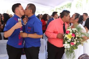 El Gobierno de la capital mexicana celebró este sábado los 10 años del reconocimiento legal del matrimonio igualitario con una boda colectiva en la que participaron 140 parejas del mismo sexo