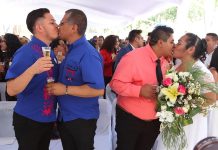 El Gobierno de la capital mexicana celebró este sábado los 10 años del reconocimiento legal del matrimonio igualitario con una boda colectiva en la que participaron 140 parejas del mismo sexo