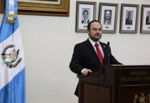 El canciller guatemalteco, Pedro Brolo, dijo este martes que viajará el miércoles a Estados Unidos y volverá al país centroamericano al día siguiente con migrantes deportados