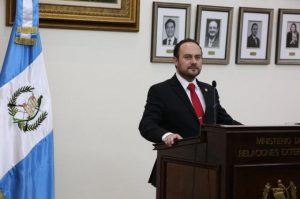 El canciller guatemalteco, Pedro Brolo, dijo este martes que viajar&aacute; el mi&eacute;rcoles a Estados Unidos y volver&aacute; al pa&iacute;s centroamericano al d&iacute;a siguiente con migrantes deportados