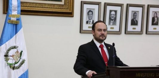 El canciller guatemalteco, Pedro Brolo, dijo este martes que viajará el miércoles a Estados Unidos y volverá al país centroamericano al día siguiente con migrantes deportados