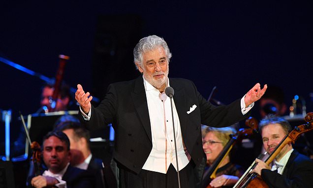 Pese a que algunos medios reportaban como grave al tenor, su portavoz aseguró que está estable.