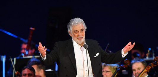 Pese a que algunos medios reportaban como grave al tenor, su portavoz aseguró que está estable.