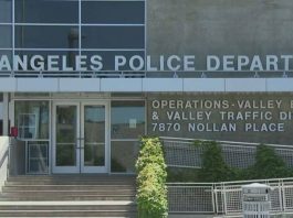 De acuerdo al LAPD, oficiales de policía encontraron a Pérez tumbado en la acera con una herida de bala en el pecho alrededor de las 7:30 de la tarde.