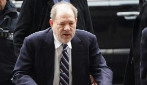 Harvey Weinstein, condenado a cumplir 23 a&ntilde;os de prisi&oacute;n por delitos sexuales tras un juicio en Nueva York,habr&iacute;a arrojado positivo a la prueba del coronavirus.
