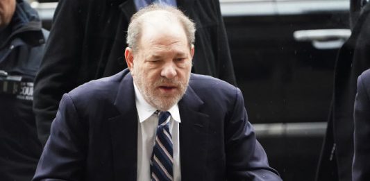 Harvey Weinstein, condenado a cumplir 23 años de prisión por delitos sexuales tras un juicio en Nueva York,habría arrojado positivo a la prueba del coronavirus.