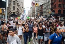 Protesta en Nueva York para que se actúe de forma eficaz contra violaciones Varias decenas de manifestantes protestaron este lunes frente a la Alcaldía de Nueva York para exigir mejoras en la lucha contra las violaciones en la Gran Manzana