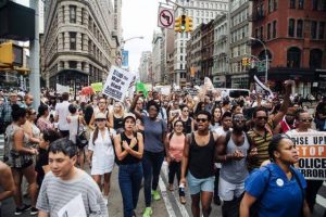 Varias decenas de manifestantes protestaron este lunes frente a la Alcaldía de Nueva York para exigir mejoras en la lucha contra las violaciones en la Gran Manzana