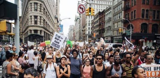 Varias decenas de manifestantes protestaron este lunes frente a la Alcaldía de Nueva York para exigir mejoras en la lucha contra las violaciones en la Gran Manzana