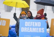 Instituto Electoral de México impulsa participación política de jóvenes 'dreamers' en EE.UU. Un proyecto de ley bipartidista para regularizar la situación de más de 660.000 jóvenes traídos a Estados Unidos cuando eran menores de edad, cumple esta semana un año a la espera del debate en el Senado