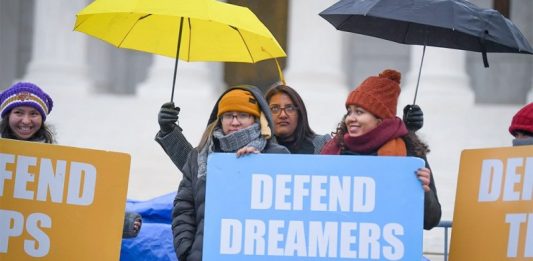 Un proyecto de ley bipartidista para regularizar la situación de más de 660.000 jóvenes traídos a Estados Unidos cuando eran menores de edad, cumple esta semana un año a la espera del debate en el Senado