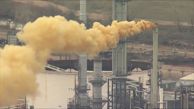 El pasado 11 de diciembre, Suncor tuvo el mismo problema, aunque en ese caso la cantidad de "arcilla" emitida fue mucho mayor al punto que lleg&oacute; a acumularse sobre el suelo y sobre los carros.
