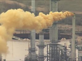 El pasado 11 de diciembre, Suncor tuvo el mismo problema, aunque en ese caso la cantidad de "arcilla" emitida fue mucho mayor al punto que llegó a acumularse sobre el suelo y sobre los carros.