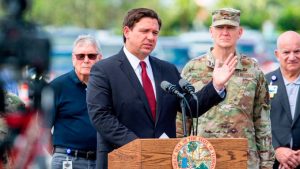 El gobernador de Florida, Ron DeSantis, se reh&uacute;sa por ahora a establecer el encierro obligatorio, como lo han hecho estados como California y Nueva York