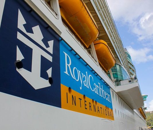 Royal Caribbean y Norwegian dejan sus barcos parados por el coronavirus Los viajes en curso terminarán, los pasajeros desembarcarán tan pronto como sea posible y serán ayudads para hacer sus gestiones de viaje.