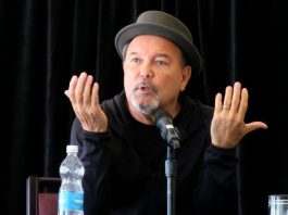 "¿Será que el planeta esta tratando de librarse de nosotros?" se pregunta el cantautor panameño Rubén Blades en su "Diario de la peste"