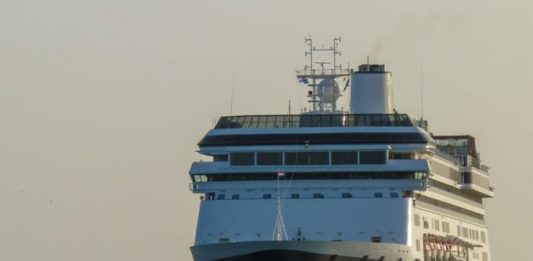 Este viernes se supo que cuatro personas de edad avanzada murieron a bordo de un crucero de Holland America, del grupo Carnival.