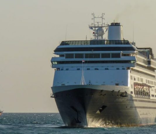 Sector de cruceros aún lidia con contagios de COVID-19 y no podrá tener ayuda Este viernes se supo que cuatro personas de edad avanzada murieron a bordo de un crucero de Holland America, del grupo Carnival.