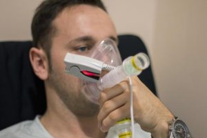 Los precios de los seguros de salud probablemente aumentarán 40 % o más el próximo año debido a los costos de las pruebas y el cuidado de pacientes contagiados de COVID-19