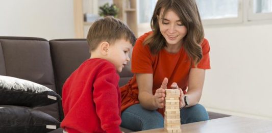 La Academia de Pediatría recomienda que padres y madres busquen ayuda para sí mismos y empleen técnicas de disciplina positiva para lidiar con el estrés y los niños.