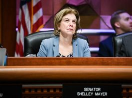 Esta legislación, S.5073A, patrocinada por la Senadora Shelley Mayer, Presidenta del Comité de Educación del Senado, ayudará a abordar los bajos registros de votantes y participación electoral entre los jóvenes al involucrar a los estudiantes y educarlos en su deber cívico.