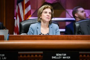 Esta legislación, S.5073A, patrocinada por la Senadora Shelley Mayer, Presidenta del Comité de Educación del Senado, ayudará a abordar los bajos registros de votantes y participación electoral entre los jóvenes al involucrar a los estudiantes y educarlos en su deber cívico.
