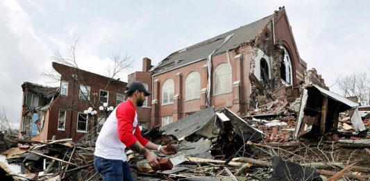 Los equipos socorro continúan la búsqueda de decenas de personas no localizadas tras tornados que dejaron al menos 24 muertos.