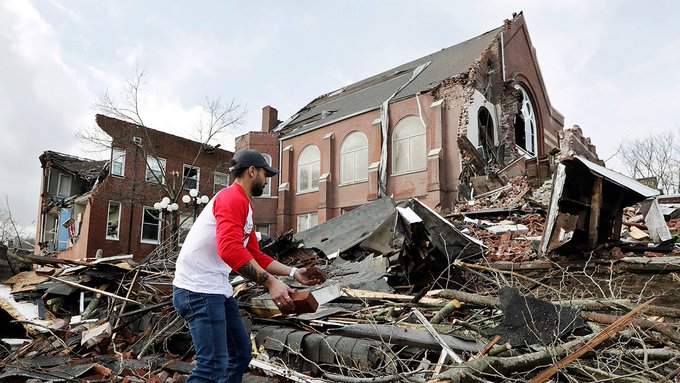 Los equipos socorro continúan la búsqueda de decenas de personas no localizadas tras tornados que dejaron al menos 24 muertos.