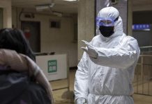 Tras dos nuevas muertes, EEUU contabiliza 21 fallecidos por el coronavirus Los dos nuevos decesos fueron pacientes del LifeCare Center, asilo vinculado a la gran mayoría de muertes en este estado, y que debieron ser transportados a un hospital local.
