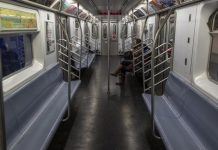 La MTA ha informado que al menos 333 empleados habían dado positivo al COVID-19, incluyendo al presidente de esa agencia, Pat Foye, y que unos 2.700 empleados.