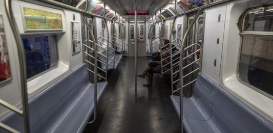 La MTA ha informado que al menos 333 empleados habían dado positivo al COVID-19, incluyendo al presidente de esa agencia, Pat Foye, y que unos 2.700 empleados.
