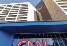 La campaña del presidente Donald Trump denunció este viernes a la cadena de televisión CNN por supuesta difamación