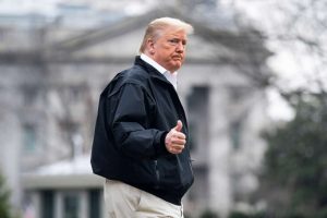 El presidente Donald Trump dijo este viernes que "muy probablemente" se hará la prueba del coronavirus "bastante pronto"