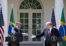 El presidente Donald Trump elogió este sábado al presidente de Brasil, Jair Bolsonaro, de quien dijo que está haciendo "un gran trabajo"
