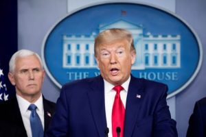 El presidente Donald Trump endureci&oacute; los viajes al pa&iacute;s tras la muerte este s&aacute;bado del primer paciente por coronavirus en el pa&iacute;s
