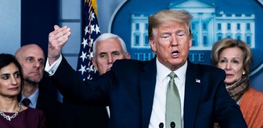 Ante la pregunta de por qué insiste en referirse así al nuevo coronavirus, Trump se limitó a responder que "viene de China" y dijo que la expresión "no es racista en absoluto".