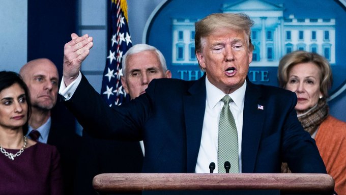 Ante la pregunta de por qué insiste en referirse así al nuevo coronavirus, Trump se limitó a responder que "viene de China" y dijo que la expresión "no es racista en absoluto".