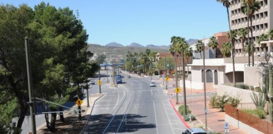 Estacionamientos vacios, negocios cerrados y calles con poco tránsito se han convertido en una nueva modalidad en ciudades fronterizas como Tucson