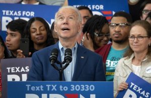Renovado por su abismal victoria en Carolina del Sur, el exvicepresidente Joe Biden aterrizó este lunes en Texas