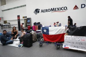 Chilenos varados en el aeropuerto de la Ciudad de M&eacute;xico pidieron este martes ayuda para poder viajar de regreso a su pa&iacute;s