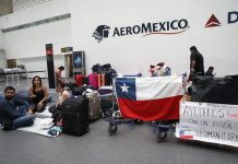 Chilenos varados en el aeropuerto de la Ciudad de México pidieron este martes ayuda para poder viajar de regreso a su país