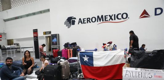 Chilenos varados en el aeropuerto de la Ciudad de México pidieron este martes ayuda para poder viajar de regreso a su país