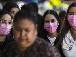 El número de personas sin seguro médico en Estados Unidos ronda los 27 millones (algo más del 8 % de la población), mientras que 44 millones más tienen seguros que apenas cubren costes importantes.