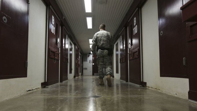 "Un marino a bordo de la base naval de la Bah&iacute;a de Guant&aacute;namo ha dado positivo por COVID-19 y actualmente est&aacute; siendo evaluado y recibiendo tratamiento", anunci&oacute; la base en su nota.