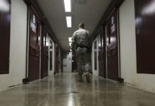 "Un marino a bordo de la base naval de la Bahía de Guantánamo ha dado positivo por COVID-19 y actualmente está siendo evaluado y recibiendo tratamiento", anunció la base en su nota.