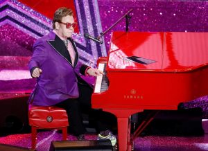 Una decena de cantantes, comandados por Elton John, abrieron las puertas de sus casas y convirtieron al sofá de sus salas de estar en el escenario de un singular evento musical